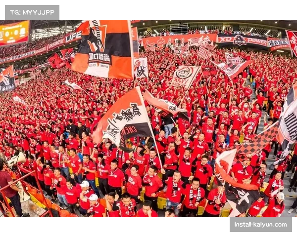 成都蓉城球迷远征军身影动人 展现中国足球忠诚支持 成都蓉城球迷远征军身影动人 展现中国足球忠诚支持